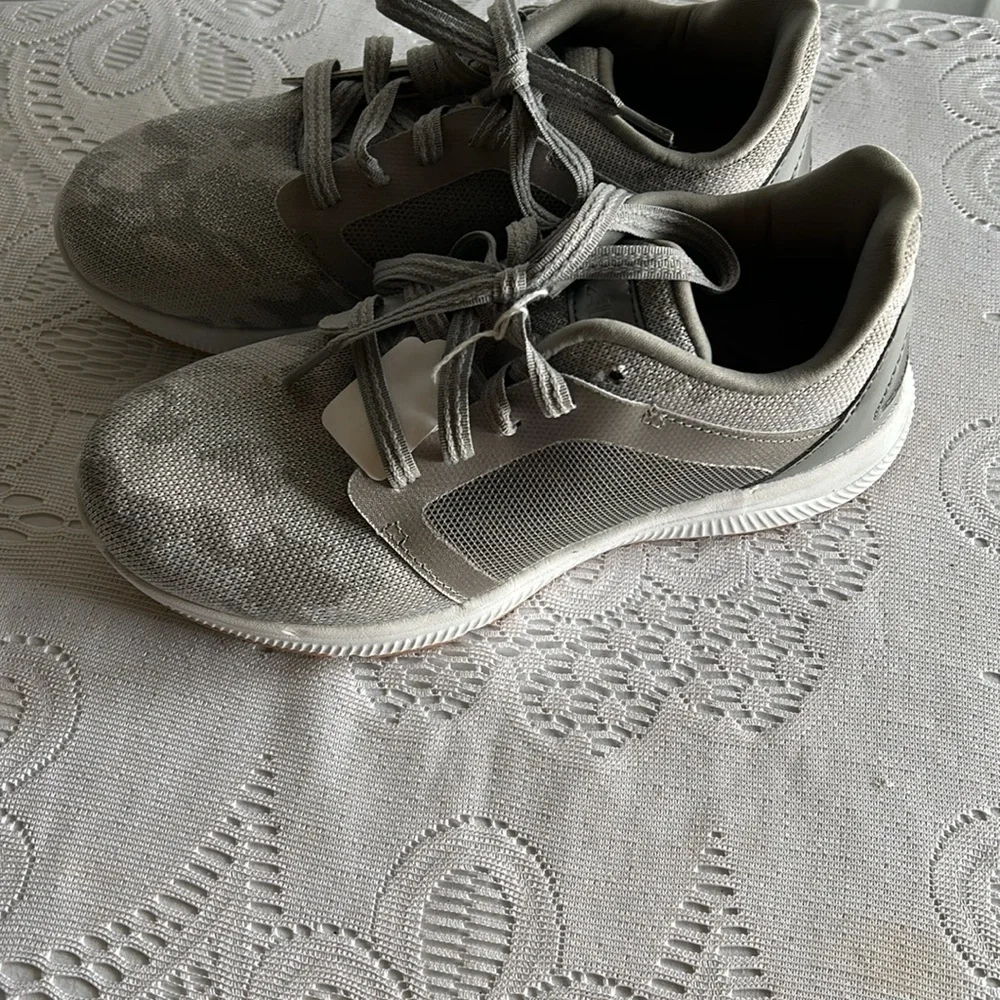 Girls sneakers size 6. - Picture 2 of 6